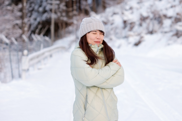 寒がる女性
